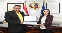 محافظ البحيرة تكرم عامل نظافة بعد حصوله على الماجستير.. وتوجه بتوفيق أوضاعه