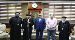 محافظ المنيا يلتقي أسقف مطرانية ديرمواس لبحث القضايا الخدمية والتنموية