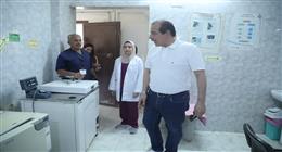 نائب وزير الصحة يتفقد وحدتي «55» و«الأسرة المنيرة» بالخارجة.. ويستمع إلى مطالب الأطباء