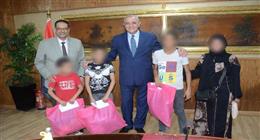 محافظ الغربية يسلم الزي المدرسي ويسدد المصروفات لـ 35 طالبًا 