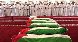 أمير قطر يؤدي صلاة الجنازة على شهداء العدوان الإسرائيلي