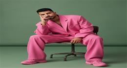 محمد أنور يفاجئ الجمهور بإطلالة مختلفة.. «بدلة بلون مختلف»