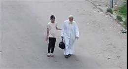 الأذان موعدهما.. حكاية طفل يقود جاره الكفيف للمسجد 5 مرات يوميًا
