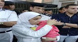 رضيع ينام بريئًا في حضن الأم.. مشهد مؤثر من أولى جلسات محاكمة المتهمة بمذبحة دلجا