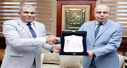 محافظ المنيا يكرم وكيل وزارة التموين السابق تقديرا لجهوده