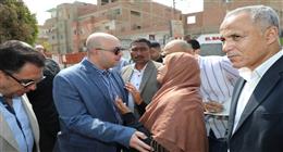محافظ بني سويف يستجيب لطلب مواطنة التقاها في الشارع 