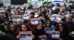شرطة الاحتلال الإسرائيلي تمنع عائلات المحتجزين من الاعتصام أمام مقر إقامة نتنياهو