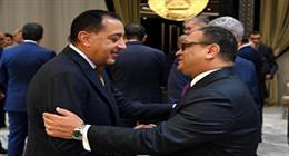 مجلس الوزراء يكرم أمينه العام السابق ويهنئ الجديد بتوليه المسؤولية
