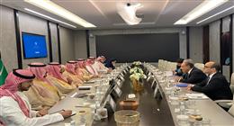 وزير الخارجية يبحث مع مسؤول سعودي تعزيز التعاون الصناعي والاستثماري بين البلدين  