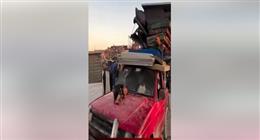  «غلبه النعاس في رحلة النزوح».. مشهد مؤثر لطفل يروي قصة الألم بقطاع غزة (فيديو) 