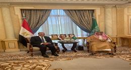 وزير الخارجية يبحث مع نظيره السعودي تعزيز التعاون المشترك والتطورات الإقليمية