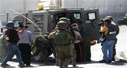 الاحتلال الإسرائيلي يعتقل 5 فلسطينيين خلال اقتحامه عدة أحياء في نابلس