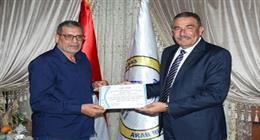 رئيس هيئة ميناء دمياط يكرم العاملين المتميزين تقديرا لجهودهم