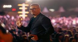 عمرو دياب يشارك متابعيه نجاح أغنية «بابا» بعد تحقيقها 100 مليون مشاهدة
