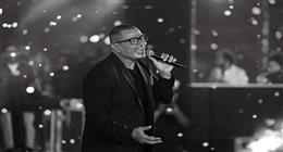 عمرو دياب يتألق في حفل خاص بسفح الأهرامات «صور»