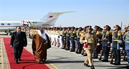 رئيس الوزراء يستقبل ولي عهد مملكة البحرين بمطار القاهرة الدولي