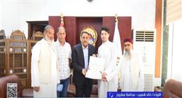 محافظ مطروح يكرم شابا بعد إعادة مبلغ مالي لأسرة من ضحايا حادث قطار الضبعة