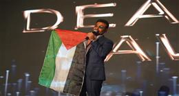أحمد سعد يرفع علم فلسطين بعد فوزه بجائزة أفضل أغنية وألبوم 2025