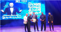 صاحب صاحبه.. أحمد السقا يتسلم جائزة محمد هنيدي بختام مهرجان الإسكندرية المسرحي