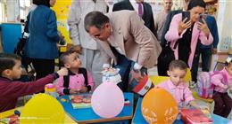 قطعة حلوى لكل طالب.. هكذا استقبلت دمياط الطلاب في أول يوم دراسة 