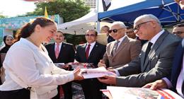 رئيس جامعة المنيا يوزع الهدايا على الطلاب في أول أيام العام الدراسي الجديد 