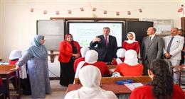 الطالبات يشرحن لزملائهن.. محافظ الإسكندرية يشجع على التعليم التبادلي بالمدارس