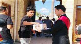 جامعة كفر الشيخ يستقبلون الطلاب الجدد بالحلوى والهدايا الرمزية 