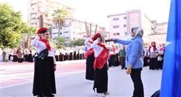 محافظ دمياط يشارك الطلاب طابور الصباح مع انطلاق العام الدراسي الجديد 