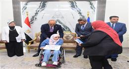 وزير العمل يسلم عقود توظيف لشباب السويس.. ويعتمد تعويضات لأسر ضحايا الحوادث 