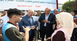 لفتة إنسانية من محافظ بني سويف تجاه عروسين من الصم خلال زيارته لمصنع ملابس
