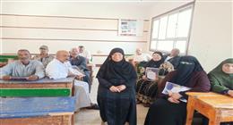 مسنون يستعيدون ذكرياتهم مع محو الأمية داخل مدرسة.. «درس العمر»