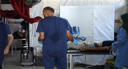أبطال غزة.. أطباء يجرون العمليات على ضوء الهواتف ويقاومون الجوع لإنقاذ الأرواح