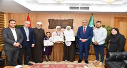 محافظ الفيوم يكرم 3 طالبات أزهريات فائزات في مسابقات القراءة والإبداع 