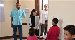 محافظ البحيرة تكرم مدير مدرسة ابتدائية في إيتاي البارود (صور) 