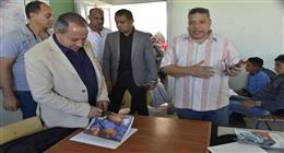 محافظ بورسعيد يوزع هدايا على طلاب مدرسة بسهل الطينة.. ويوجّه بإقامة ملعب كرة طائرة