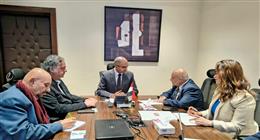 نائب وزير الإسكان يناقش تصنيع مكونات مشروعات المياه والصرف مع شركة متخصصة