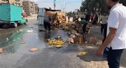انقلاب سيارة نصف نقل محملة بزيت الطعام في المحلة