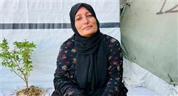 رفيقة رحلات النزوح.. الجدة أنعام تروي قصصا من تحت الركام لتواسي أطفال غزة