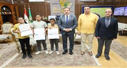 محافظ المنوفية يكرم 3 تلاميذ عثروا على 100 ألف جنيه وسلموها للشرطة