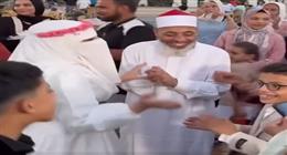  أب كفيف يحتفل بابنته في عقد قرانها بمشهد مؤثر: رآها بقلبه وخطف قلوب المتابعين