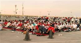 الصلاة تجمعنا والكرة تقربنا.. جماهير الأهلي والزمالك يصطفون للصلاة قبل مباراة القمة 
