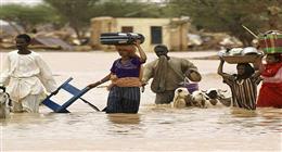فيضانات السودان تغمر القرى.. إنذار أحمر وحياة الآلاف في خطر (صور)