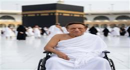 هل يؤدي مناسك العمرة؟.. حقيقة صور عادل إمام داخل صحن الحرم المكي