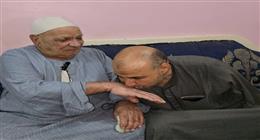 حكاية عم داوود بالمنوفية.. عنده 80 سنة قضى 25 منها في خدمة ابنه مبتور اليدين