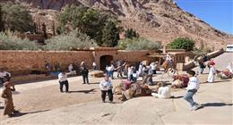 دير سانت كاترين يفتح أبوابه أمام السياح بعد توقف 16 يوما (صور)