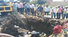  نائب محافظ الجيزة يتابع أعمال إصلاح الكسر المفاجئ بخط مياه في العياط
