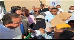 وزير الصحة يستجيب لنداء سيدة لحل أزمة طفلها خلال جولته بمستشفيات قنا