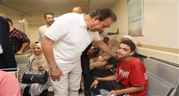 طفل مصاب بالسرطان يتمنى أن يصبح طبيبا.. ووزير الصحة: «مستنيينك يا دكتور»