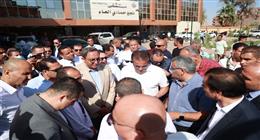 وزير الصحة يستمع لطلبات المواطنين في مستشفى أبو تشت بقنا.. ويوجه بسرعة حلها
