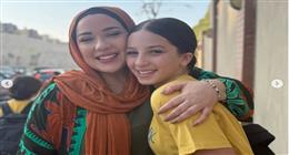 أسما شريف منير برفقة ابنتها في أول يوم دراسة